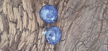 Stud earrings in violet crinkle